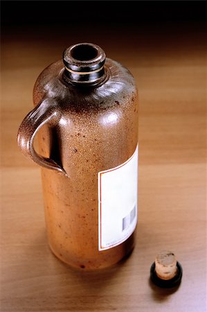 simsearch:400-07953595,k - opened duch alcohol bottle on wooden table Photographie de stock - Aubaine LD & Abonnement, Code: 400-04506815