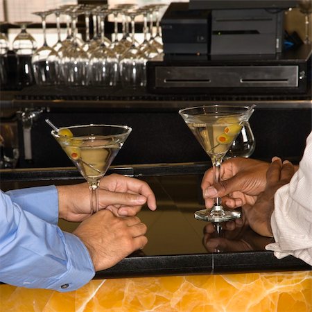 simsearch:614-05792406,k - Male hands holding martinis at bar. Fotografie stock - Microstock e Abbonamento, Codice: 400-04507115