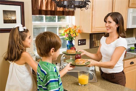 people eating bagels - Hispanic mother giving healthy breakfast to young children in home kitchen. Photographie de stock - Aubaine LD & Abonnement, Code: 400-04507151