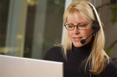 simsearch:400-04167141,k - Attractive businesswoman talks on her phone headset. Foto de stock - Super Valor sin royalties y Suscripción, Código: 400-04507381