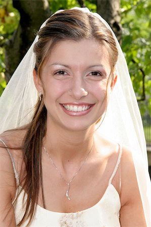 Young bride posing in the wedding day Photographie de stock - Aubaine LD & Abonnement, Code: 400-04507714