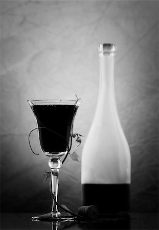 simsearch:400-03966426,k - red wine glass and bottle Fotografie stock - Microstock e Abbonamento, Codice: 400-04507816