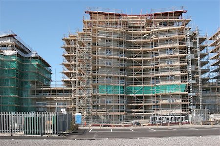 simsearch:400-05074551,k - Complex scaffolding on new commercial high rise office blocks under building construction. Foto de stock - Royalty-Free Super Valor e Assinatura, Número: 400-04508158