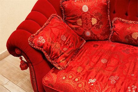 simsearch:400-03979104,k - Red pillow with an ornament on a sofa Stockbilder - Microstock & Abonnement, Bildnummer: 400-04508881