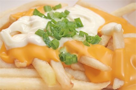 simsearch:400-08223326,k - French fries with gooey cheese sauce Photographie de stock - Aubaine LD & Abonnement, Code: 400-04500135