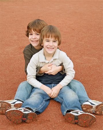 simsearch:400-05166871,k - Big Brother Hugging Little Brother Foto de stock - Royalty-Free Super Valor e Assinatura, Número: 400-04500213