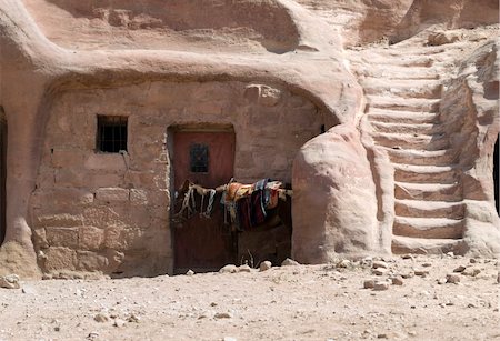 simsearch:400-05033205,k - Bedouin home made of Nabatean tomb - Nabataeans capital city (Al Khazneh) , Jordan. Photographie de stock - Aubaine LD & Abonnement, Code: 400-04500445