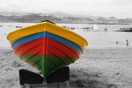 simsearch:400-06064328,k - Colorful boat on the sand in a faded day Stockbilder - Microstock & Abonnement, Bildnummer: 400-04500685