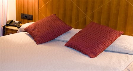 remote (remote location) - Two pillows in hotel bedroom Photographie de stock - Aubaine LD & Abonnement, Code: 400-04500885
