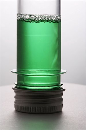 simsearch:670-03734256,k - Test tube with a green liquid on a white background Photographie de stock - Aubaine LD & Abonnement, Code: 400-04501813