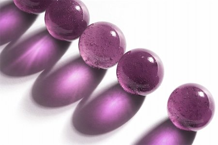 simsearch:622-07108797,k - Purple marbles on white background, colored shadow. Stockbilder - Microstock & Abonnement, Bildnummer: 400-04502891