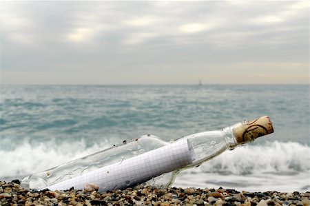 simsearch:700-02080410,k - message in a bottle on a beach Photographie de stock - Aubaine LD & Abonnement, Code: 400-04502905