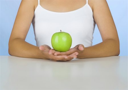 simsearch:400-05741501,k - Picture of a Woman holding a green apple Stockbilder - Microstock & Abonnement, Bildnummer: 400-04503734