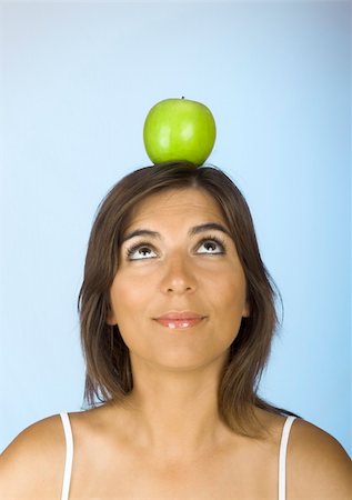 simsearch:400-05741507,k - Portrait of a young woman with a apple on the head Stockbilder - Microstock & Abonnement, Bildnummer: 400-04503735