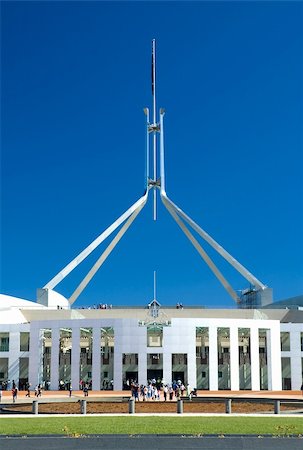 simsearch:400-04502321,k - people standing in front of Canberra Parliament House, clear blue sky Foto de stock - Super Valor sin royalties y Suscripción, Código: 400-04503928