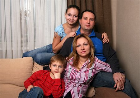 simsearch:400-04633809,k - Mum, daddy and two children on a sofa Photographie de stock - Aubaine LD & Abonnement, Code: 400-04503961