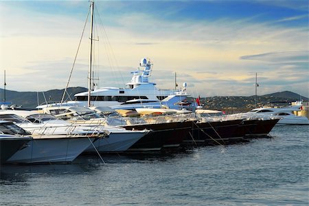 french riviera - Luxury boats at the dock in St. Tropez in French Riviera Foto de stock - Super Valor sin royalties y Suscripción, Código: 400-04514069