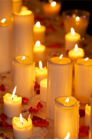 simsearch:400-05735988,k - Many burning celebratory candles on a dark background Photographie de stock - Aubaine LD & Abonnement, Code: 400-04514673