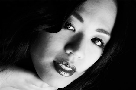simsearch:400-05041629,k - Young chinese girl on a dark background Fotografie stock - Microstock e Abbonamento, Codice: 400-04514742
