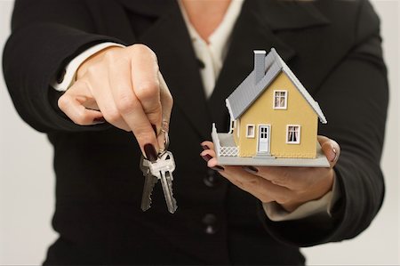 simsearch:625-02265924,k - Female presenting keys and small house. Foto de stock - Super Valor sin royalties y Suscripción, Código: 400-04515329