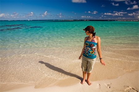 Young woman standing on tropical white sand beach by turquoise waters Foto de stock - Super Valor sin royalties y Suscripción, Código: 400-04515644