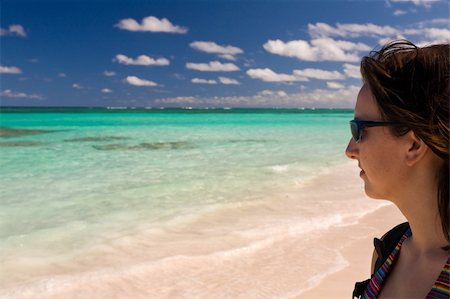 Young woman standing on white tropical beach and looking at turquoise horizon Foto de stock - Super Valor sin royalties y Suscripción, Código: 400-04515641