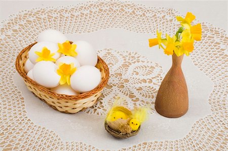 a basket of eggs, easter chicken and yellow daffodils Foto de stock - Royalty-Free Super Valor e Assinatura, Número: 400-04515711