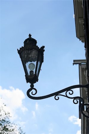simsearch:400-07445137,k - Old style street lamp mounted on a  wall Foto de stock - Royalty-Free Super Valor e Assinatura, Número: 400-04516981