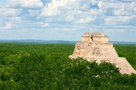 Old antique mayan site with round pyramid Stockbilder - Microstock & Abonnement, Bildnummer: 400-04517193