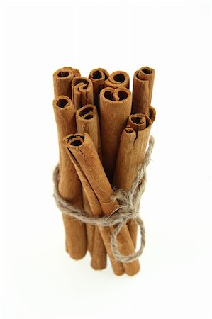 bunch of cinnamon sticks, tied by rope. soft focus. Foto de stock - Royalty-Free Super Valor e Assinatura, Número: 400-04517229