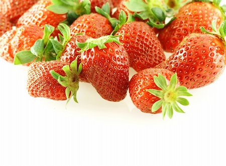 simsearch:693-06020262,k - lots of fresh strawberries over white with copy space Foto de stock - Super Valor sin royalties y Suscripción, Código: 400-04517915