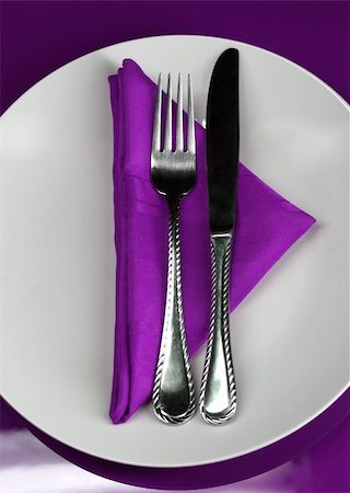 simsearch:400-04013113,k - A modern restaurant table setting in purple Photographie de stock - Aubaine LD & Abonnement, Code: 400-04518642