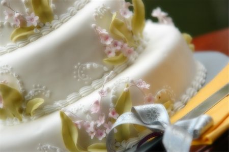 wedding cake and a cutting knife Stockbilder - Microstock & Abonnement, Bildnummer: 400-04518845