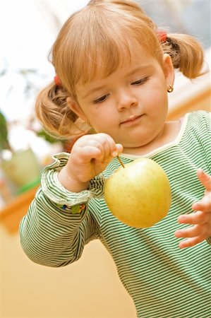 poco appetitoso - Cute girl playing whit green apple Photographie de stock - Aubaine LD & Abonnement, Code: 400-04518977