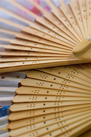 Oriental wooden fan on bamboo mat Stockbilder - Microstock & Abonnement, Bildnummer: 400-04519029