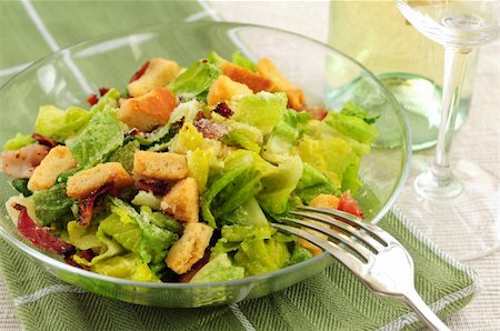 simsearch:400-04053976,k - Caesar salad served in a glass bowl and white wine Fotografie stock - Microstock e Abbonamento, Codice: 400-04519734