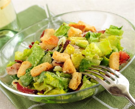 simsearch:400-04053976,k - Caesar salad served in a glass bowl Fotografie stock - Microstock e Abbonamento, Codice: 400-04519781