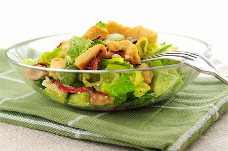 simsearch:400-04053976,k - Fresh caesar salad with croutons and bacon bits served in a glass bowl Fotografie stock - Microstock e Abbonamento, Codice: 400-04519804