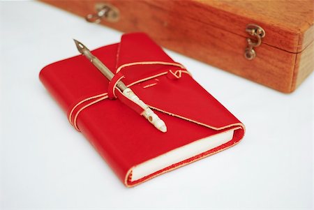simsearch:400-04073278,k - An old wood box with a calligraphy pen on top and  leather red diary  on a white background Stockbilder - Microstock & Abonnement, Bildnummer: 400-04510119