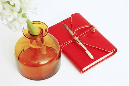 simsearch:400-04073278,k - An old red diary with a calligraphy pen on top -  white background Stockbilder - Microstock & Abonnement, Bildnummer: 400-04510182