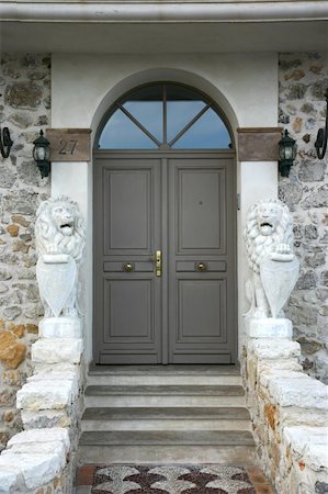door lion - Majestic home porch with lion statues Stock Photo - Budget Royalty-Free & Subscription, Code: 400-04510203