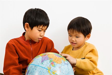 simsearch:693-03304327,k - Two Asian boys looking and pointing at world globe Foto de stock - Super Valor sin royalties y Suscripción, Código: 400-04510272