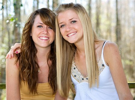 simsearch:400-04585942,k - Portrait of beautiful teen sisters in natural setting.  Focus on blond girl in foreground. Photographie de stock - Aubaine LD & Abonnement, Code: 400-04510307