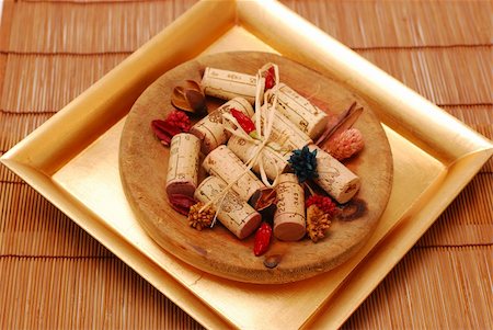 simsearch:400-04892457,k - Various Corks and Golden plate decoration Fotografie stock - Microstock e Abbonamento, Codice: 400-04510503