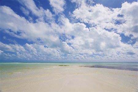 Beautiful skies over Bahia Honda State Park in the Florida Keys. Foto de stock - Royalty-Free Super Valor e Assinatura, Número: 400-04510663