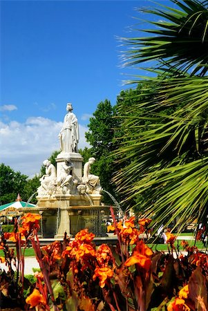 simsearch:400-04000933,k - Lush green park in city of Nimes in southern France Stock Photo - Budget Royalty-Free & Subscription, Code: 400-04510806