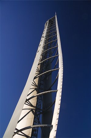 The winglike framework of the rotating Glasgow Tower reaches up into a blue sky Fotografie stock - Microstock e Abbonamento, Codice: 400-04510853