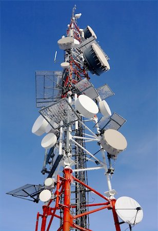 parabolic - Communication tower over blue sky Photographie de stock - Aubaine LD & Abonnement, Code: 400-04510915