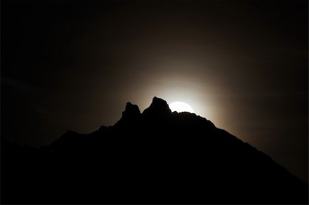 simsearch:400-05023537,k - Moon shining bright behind black mountains Photographie de stock - Aubaine LD & Abonnement, Code: 400-04511008