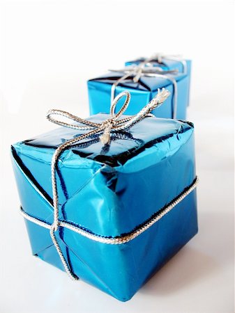 simsearch:400-06421347,k - Christmas presents with very special gifts inside Stockbilder - Microstock & Abonnement, Bildnummer: 400-04511079